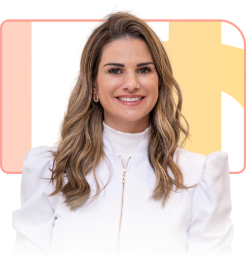 Foto de perfil de uma mulher loira de roupas brancas sorrindo
